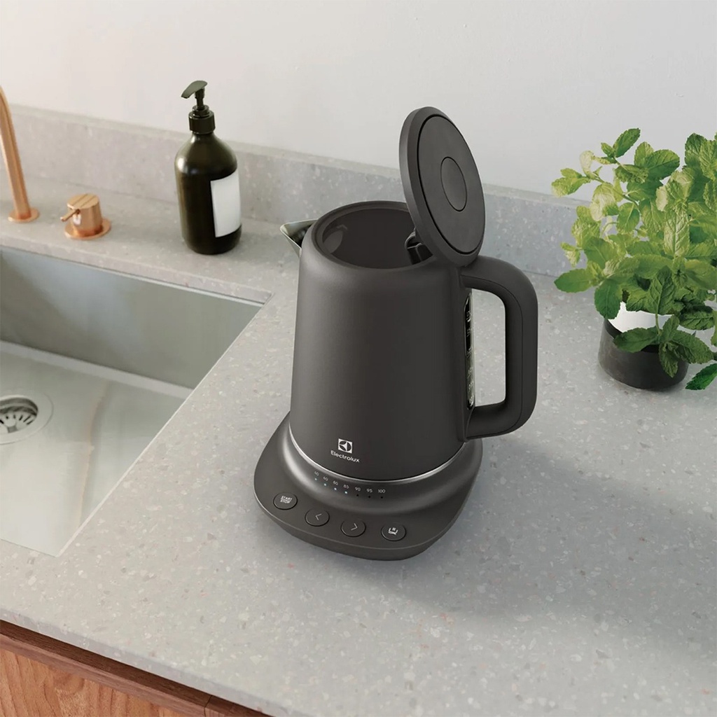 Pava Electrica Electrolux Ekp70 Expert 1.7 L Negra