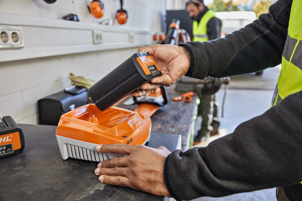 CARGADOR STIHL AL 301 EA09-430-5510